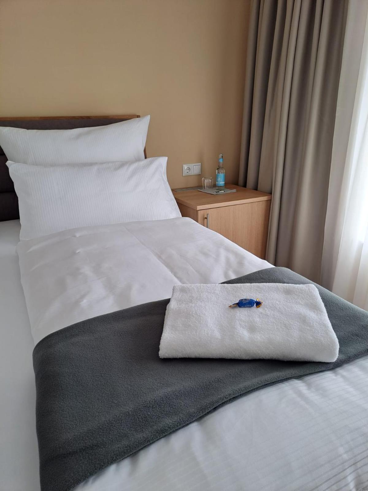 Hotel Rhin Inn Fehrbellin Екстер'єр фото